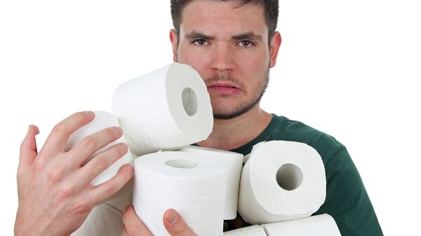 Мужчина держит в руках туалетную бумагу