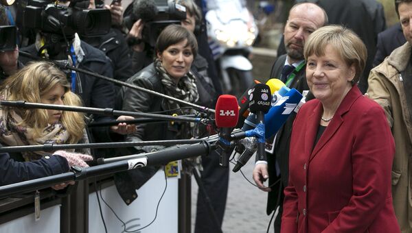 Канцлер Германии Ангела Меркель общается журналистами во время саммита ЕС в Брюсселе