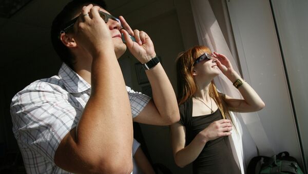 Сотрудники офисов наблюдают за солнечным затмением
