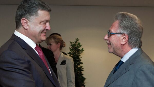 Петр Порошенко (слева) с председателем Венецианской комиссии Джанни Букиккио в Страсбурге