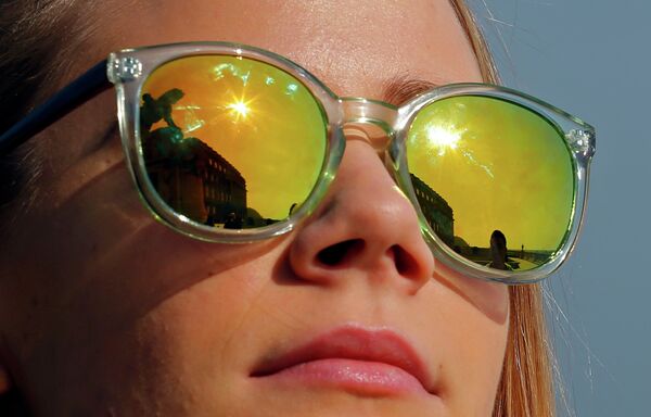 Девушка наблюдает за солнечным затмением в Будапеште
