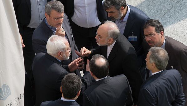 Министр иностранных дел Ирана Джавад Зариф с коллегами на переговорах по ядерной программе в Лозанне