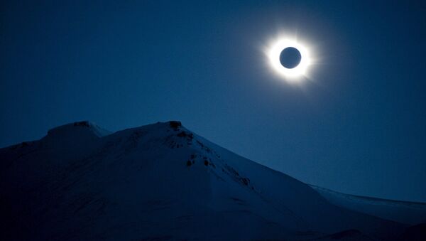 Солнечное затмение в небе над провинцией Свальбард, Норвегия