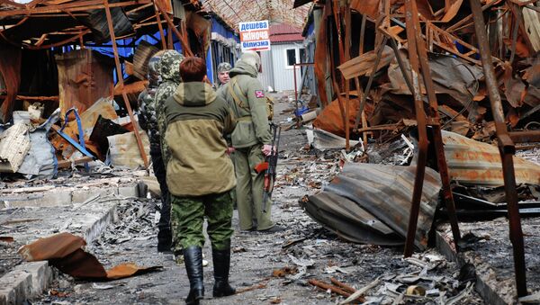 На территории разрушенного в результате обстрела рынка в Петровском районе Донецка
