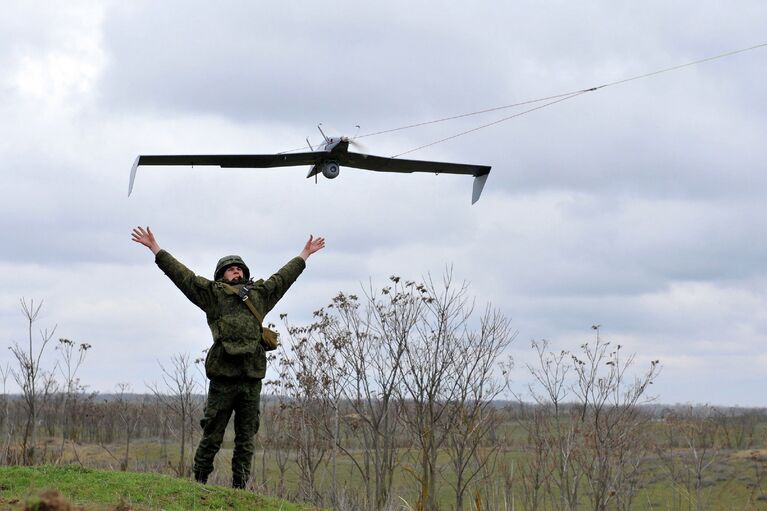 Российские военнослужащий запускает беспилотный летательный аппарат во время учений на полигоне Серноводское Ставропольского края