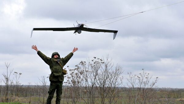 Российские военнослужащий запускает беспилотный летательный аппарат. Архивное фото