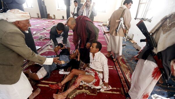 Люди после взрыва в мечети в столице Йемена Сане. 20 марта 2015