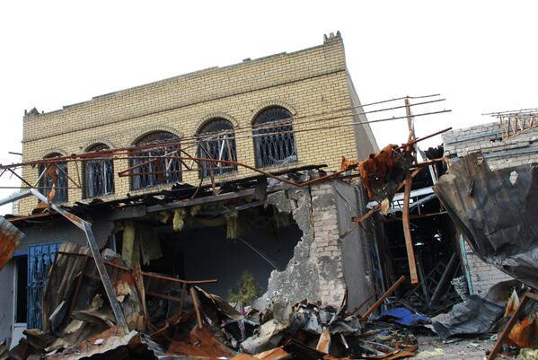 Разрушенное в результате обстрела здание в Донецке