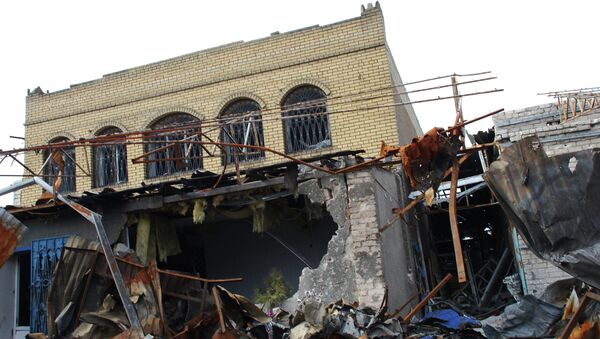 Разрушенное в результате обстрела здание в Донецке. Март 2015