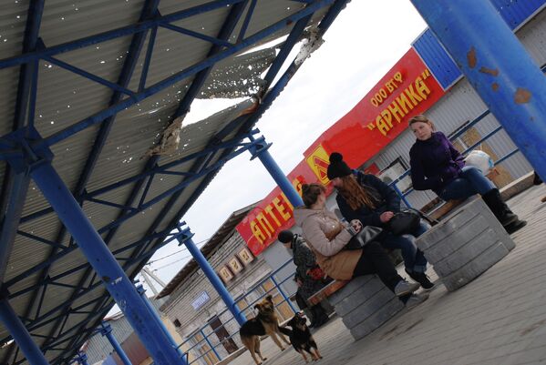 Местные жители на автобусной остановке в Донецке