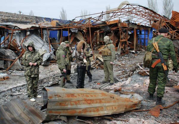 Ополченцы ДНР на территории разрушенного рынка в Петровском районе Донецка