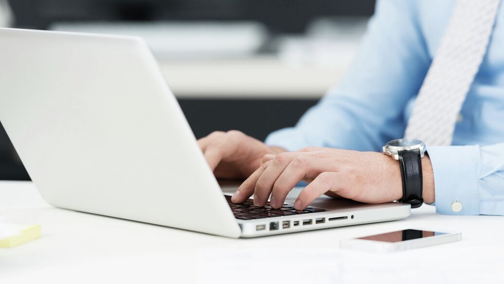 © Fotolia / contrastwerkstatt<br>Работа за компьютером. Архивное фото