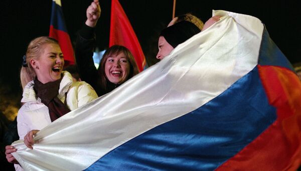 Жительницы Севастополя во время праздничного концерта в честь присоединения Крыма к Российской Федерации. Архивное фото.
