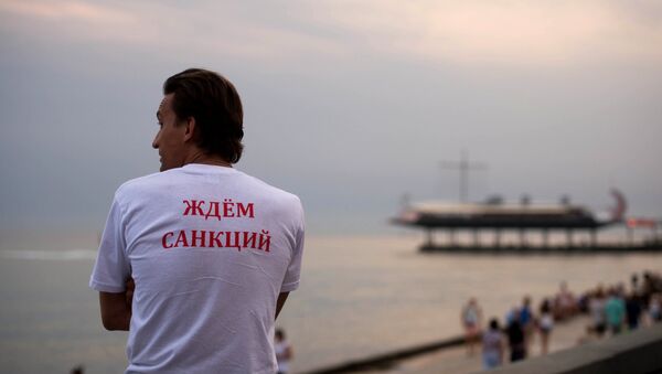 Отдыхающие на побережье Черного моря в Крыму