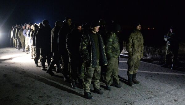Военнопленные украинские силовики во время процедуры обмена. Архивное фото