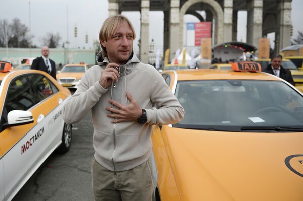 Фигурист Евгений Плющенко принимает участие в благотворительной акции в рамках праздника День московского такси