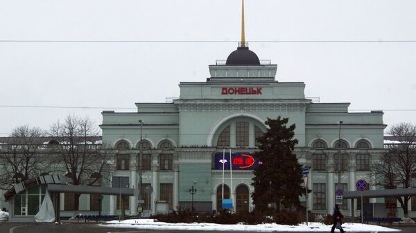 У железнодорожного вокзала в Донецке. Архивное фото