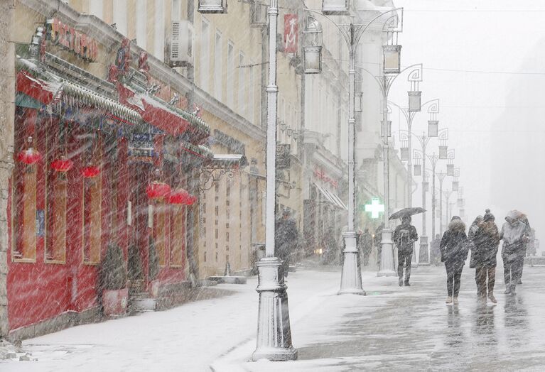 Люди во время снегопада в Москве. Март 2015