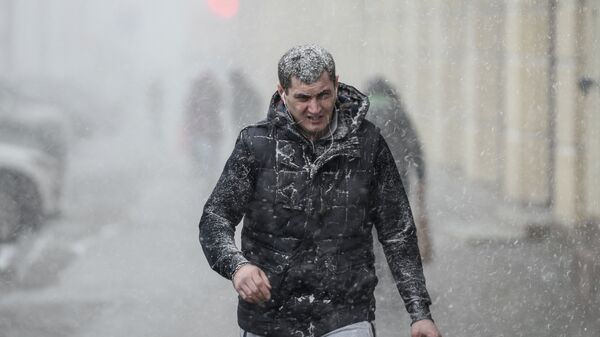 Прохожий на улице во время снегопада в Москве