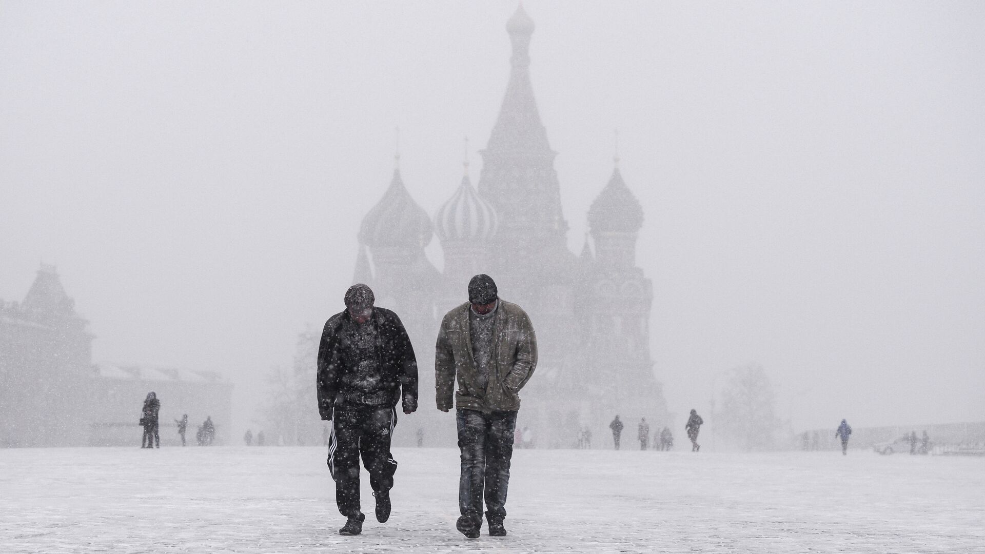 Жители столицы на Красной площади во время снегопада в Москве - РИА Новости, 1920, 10.02.2021