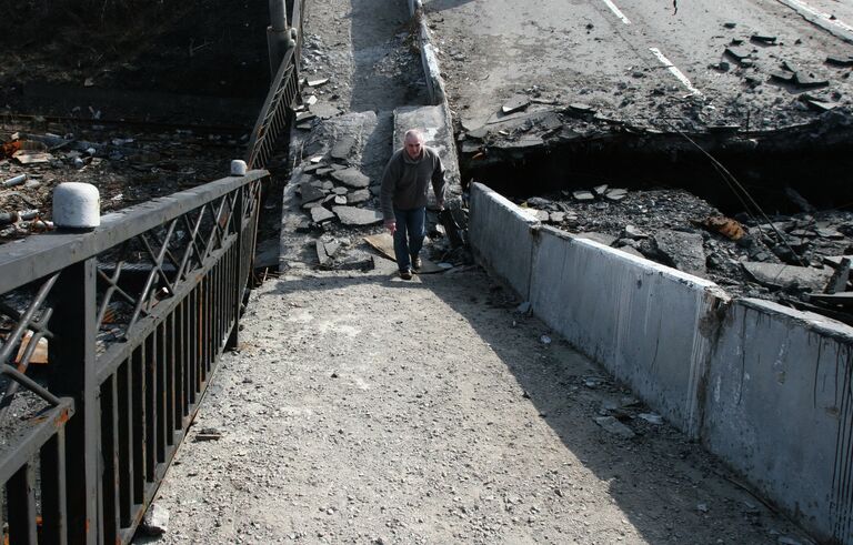 Разрушенный Путиловский мост в городе Донецке Разрушенный Путиловский мост в городе Донецке