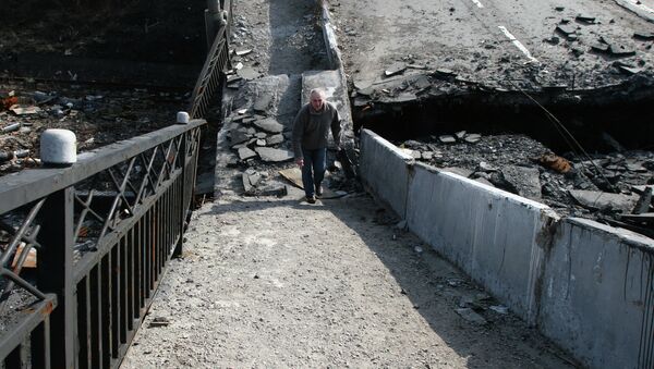 Разрушенный Путиловский мост в городе Донецке. Март 2015