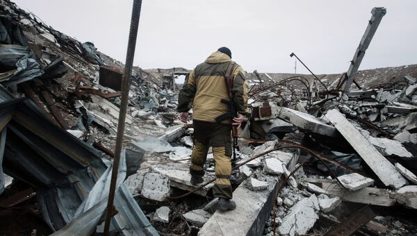 Ополченец Донецкой народной республики (ДНР) на территории уничтоженного склада боеприпасов украинских силовиков