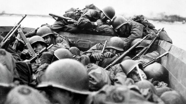 Американские солдаты форсируют Рейн во время Рурской операции. Архивное фото