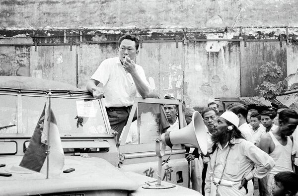 Премьер-министр Сингапура Ли Куан Ю ображается к жителям 29 июля 1964