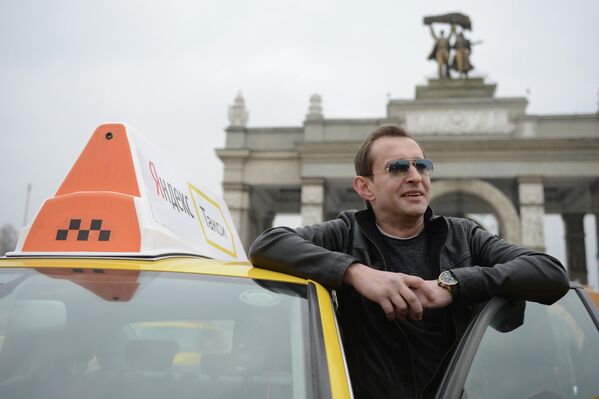Актер Константин Хабенский принимает участие в благотворительной акции в рамках праздника День московского такси
