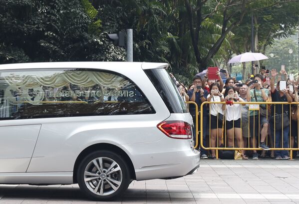 Катафалк с телом бывшего премьер-министра Сингапура Ли Куан Ю