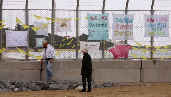 Лозунги протеста на заборе против постройки новой военной базы США в префектуре Окинава. Архивное фото
