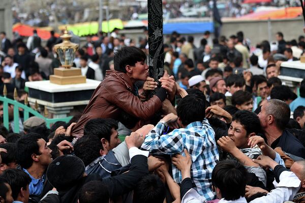 Жители Афганистана во время празднования Навруза в Кабуле. 21 марта 2015 год