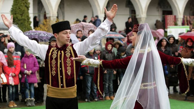 Мусульмане во время празднования праздника Навруз в Ханском дворце в Бахчисарае. Архив