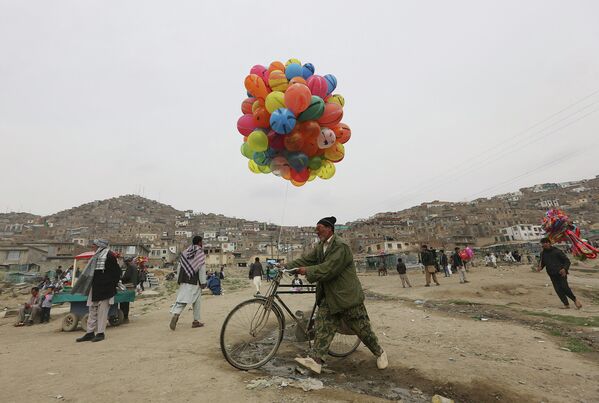 Продавец шариков во время празднования Навруза в Кабуле, Афганистан. 21 марта 2015 год