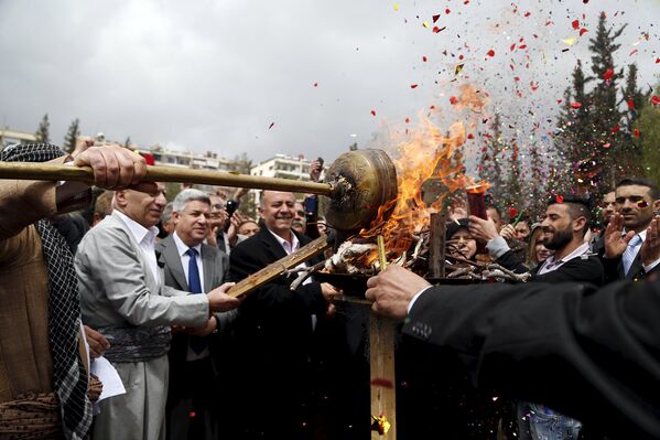 Курды зажигают факел во время празднования Навруза в Дамаске, Сирия. 21 марта 2015 год