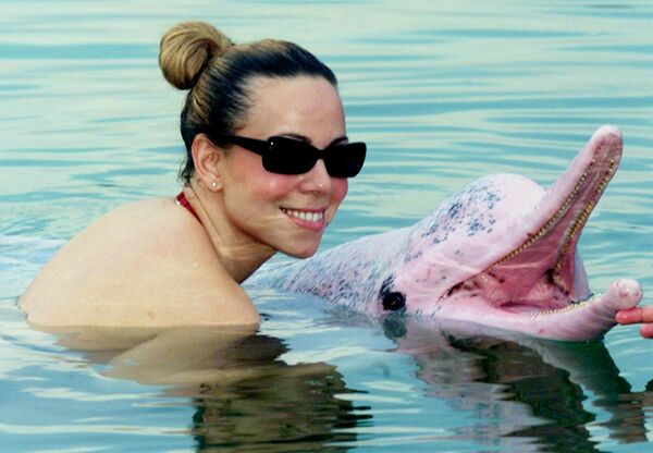 Певица Мэрайя Кэри в дельфинарии “Dolphin Lagoon на острове Сентоза, Сингапур