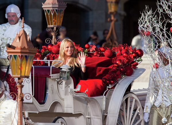 Певица Мэрайя Кэри в карете во время съемок телевизионной версии Парки Диснея: Рождественский парад