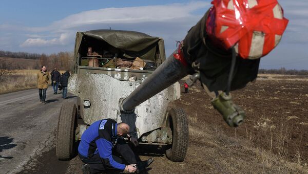 Представитель ОБСЕ инспектирует колонну украинской военной техники. Архивное фото