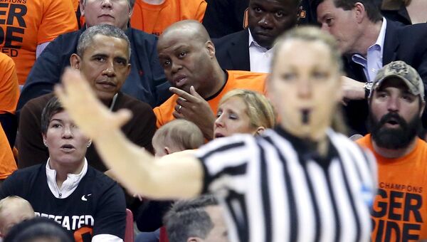 Барак Обама на матче баскетбольной команды своей племянницы