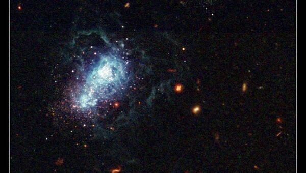 Композитная фотография галактики I Zwicky 18 в созвездии Большой Медведицы