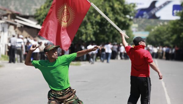 Жители Джалал-Абада киргизской национальности во время штурма здания университета Дружбы народов, где находятся жители узбекской национальности