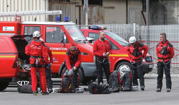 Французские пожарные готовятся к вылету на место крушения самолета Airbus A320