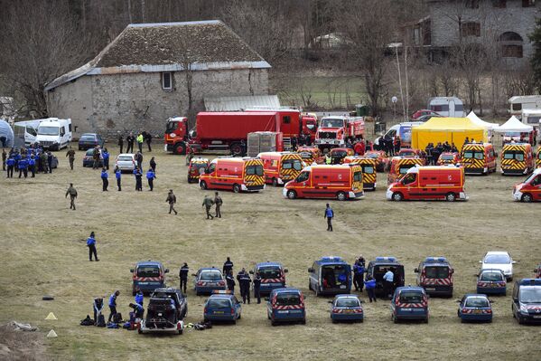 Спасательные службы недалеко от места крушения самолета Airbus A320 на юго-востоке Франции