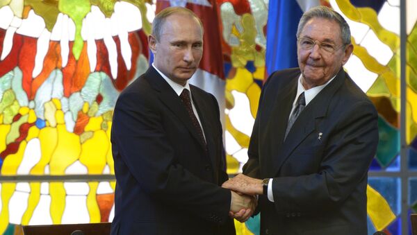 Президент России Владимир Путин (слева) и председатель Государственного совета и совета министров Республики Куба Рауль Кастро. Архивное фото