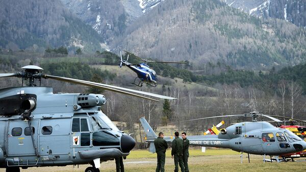 Вертолеты французской службы спасения вблизи места крушения Airbus A320 во французских Альпах