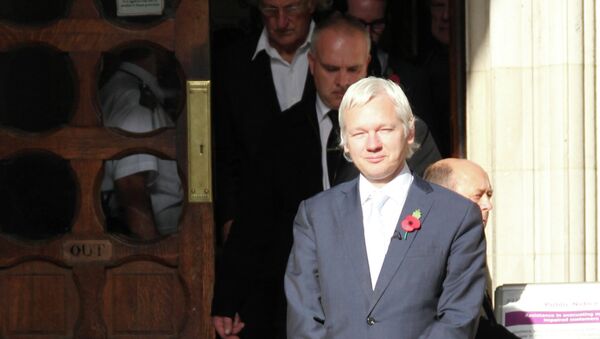 Основатель сайта Wikileaks Джулиан Ассанж у здания Высокого Лондонского суда. Архивное фото