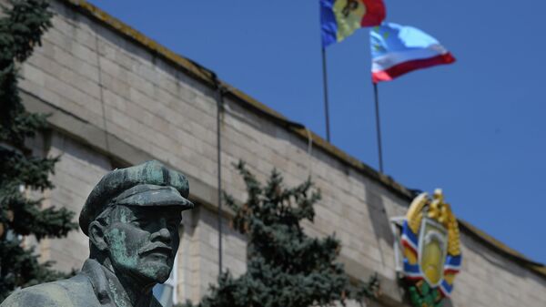 Статуя Ленина возле здания администрации города Комрат, Гагаузия