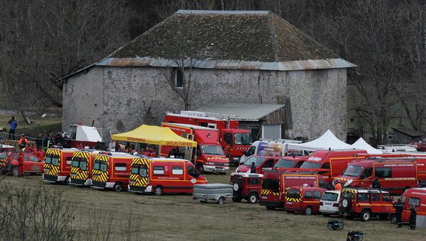 Машины французской службы спасения вблизи места крушения Airbus A320 во французских Альпах
