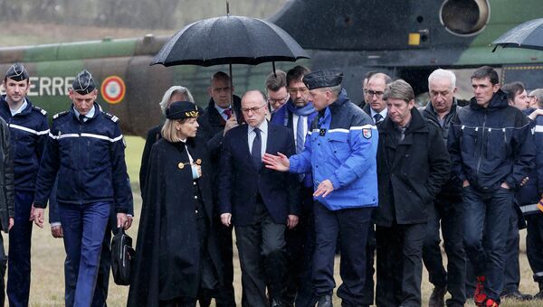 Глава МВД Франции Бернар Казнёв возле места крушения A320